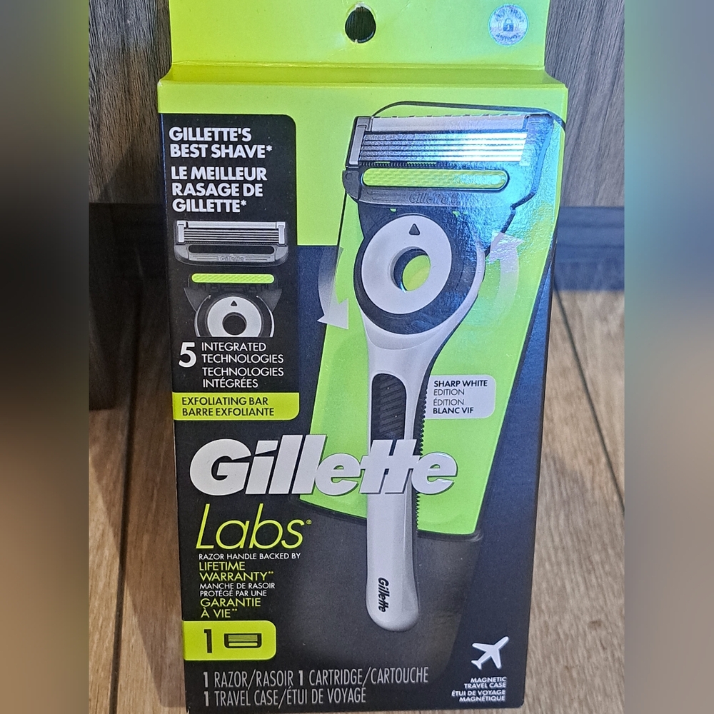 New Gillette Labs With Exfoliating Bars  1 Razor with 1 Cartridge. White Color